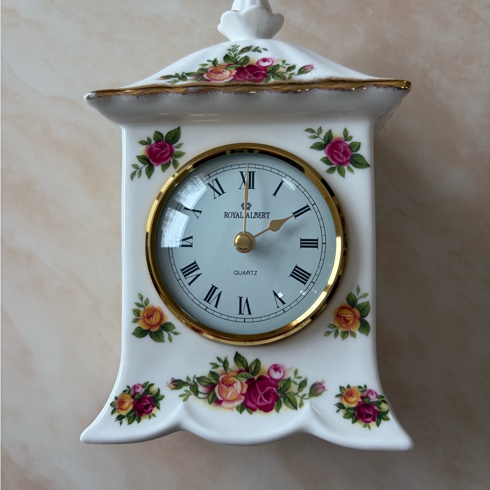 Royal Albert old country roses carriage Clock